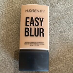 HUDA BEAUTY Easy Blur Foundation - Tres leches